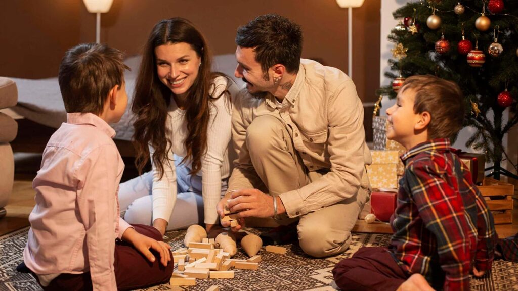 Familia celebrando navidad juntos